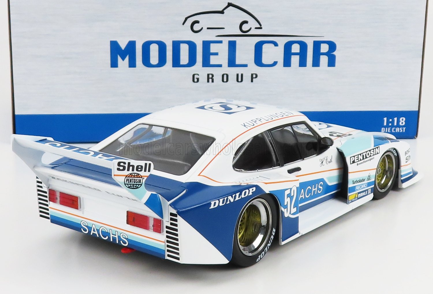 Modelo a escala 1:18 de coche de carreras azul y blanco con logotipos de Sachs y Shell, disponible en Vroomi.