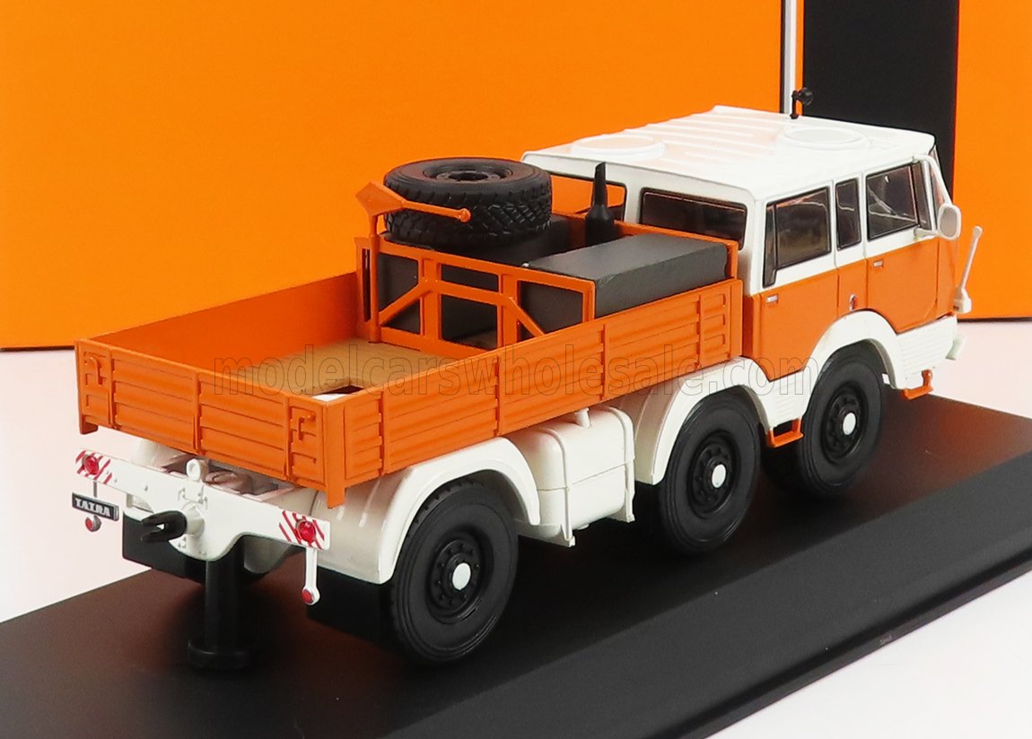 Maqueta a escala del camión Tatra 813 naranja y blanco con rueda de repuesto en la plataforma, disponible a través de Vroomi.