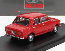 Coche de juguete Fiat 128 rojo vintage sobre un expositor negro con ventanas transparentes, a la venta en Vroomi.
