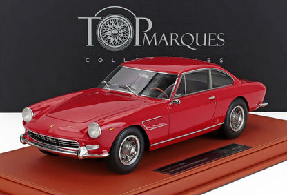 Coche clásico Ferrari 275 GTB rojo sobre base de cuero, ya disponible en la plataforma Vroomi.