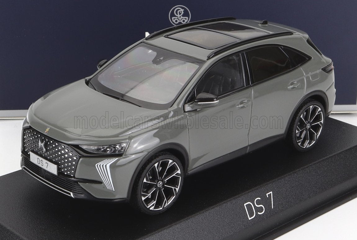Maqueta del SUV DS 7 de color gris sobre un soporte negro, disponible para su pedido en Vroomi.