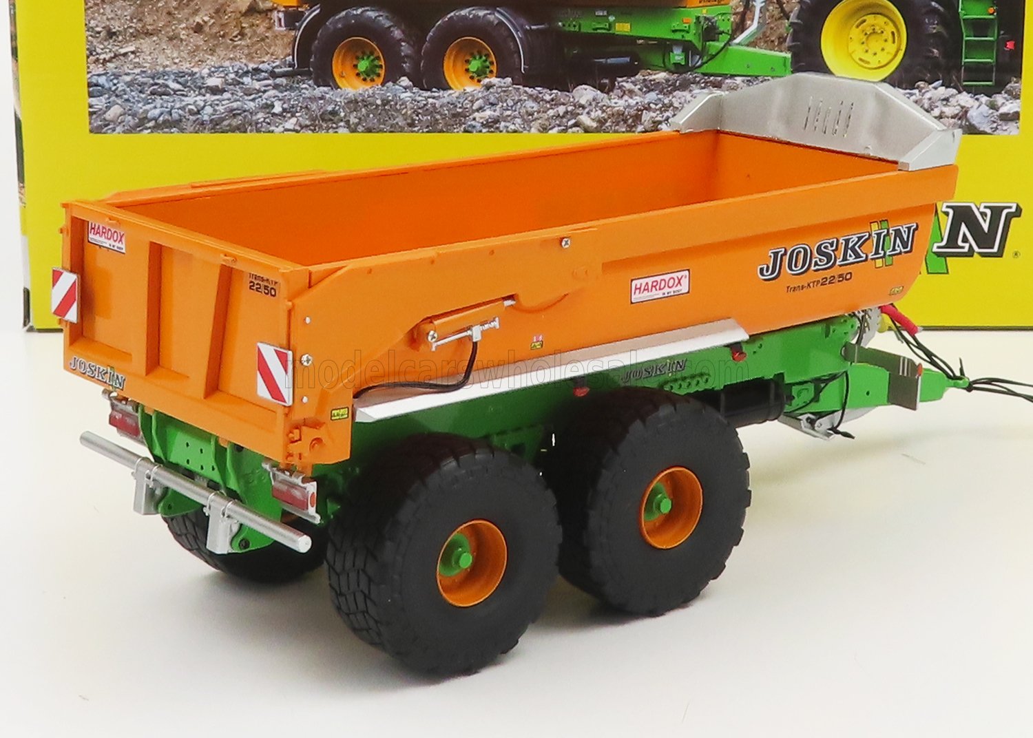 Modelo de remolque agrícola Joskin naranja y verde con neumáticos dobles, disponible en Vroomi, modelos a escala coleccionables.
