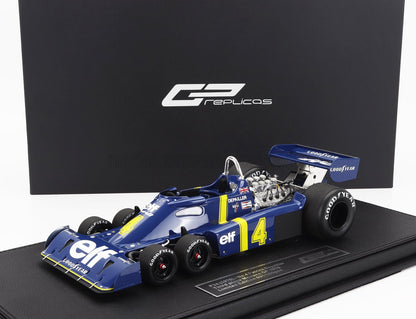 Modelo de F1 Tyrrell P34 azul de seis ruedas con logotipos de Elf y Goodyear, motor detallado, en exposición, disponible a través de Vroomi.