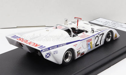 Modelo de coche de carreras vintage blanco número 27 con las marcas Kores y Mogil Motors expuesto sobre una plataforma negra, disponible a través de Vroomi.