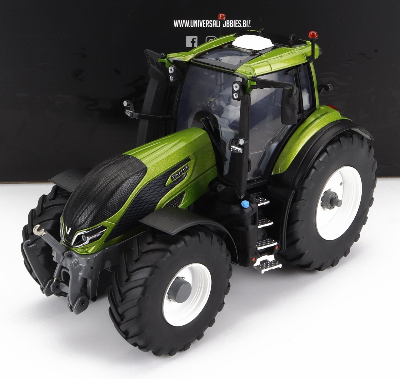 Maqueta de tractor Valtra verde y negro con neumáticos grandes y cabina detallada, disponible en la tienda para coleccionistas Vroomi.