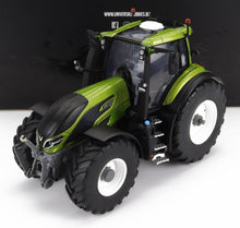 Maqueta de tractor Valtra verde y negro con neumáticos grandes y cabina detallada, disponible en la tienda para coleccionistas Vroomi.