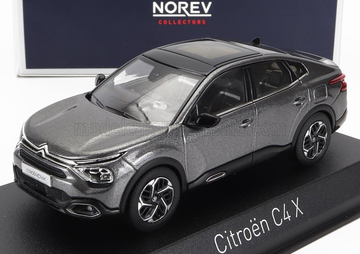 Modelo detallado de Norev del Citroën C4 X gris metalizado en soporte de exposición, ofrecido a través de Vroomi.