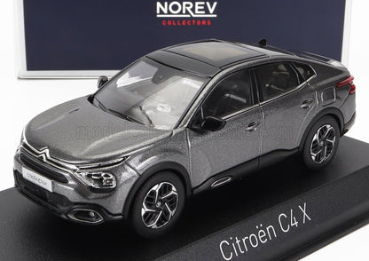 Modelo detallado de Norev del Citroën C4 X gris metalizado en soporte de exposición, ofrecido a través de Vroomi.