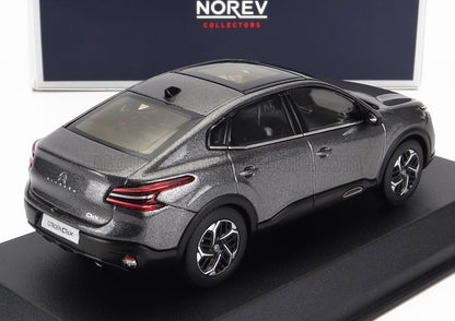 Maqueta a escala de un Citroën C4 gris expuesta sobre una base negra, ofrecida a través de Vroomi.