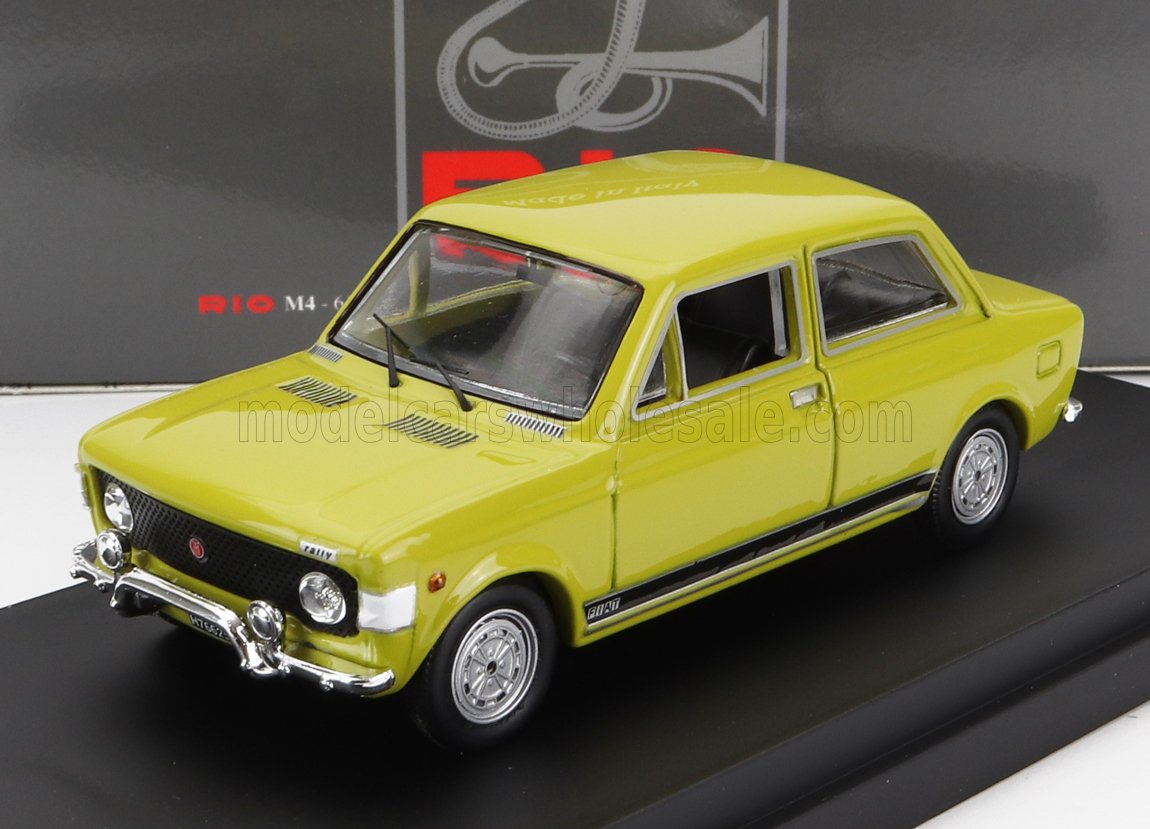 Coche modelo Fiat 128 amarillo con detalles realistas, expuesto sobre una base negra, ahora accesible a través de Vroomi.
