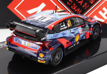 Modelo de coche de rally Hyundai WRC a escala 1/18 con decoración detallada, actualmente disponible en Vroomi.