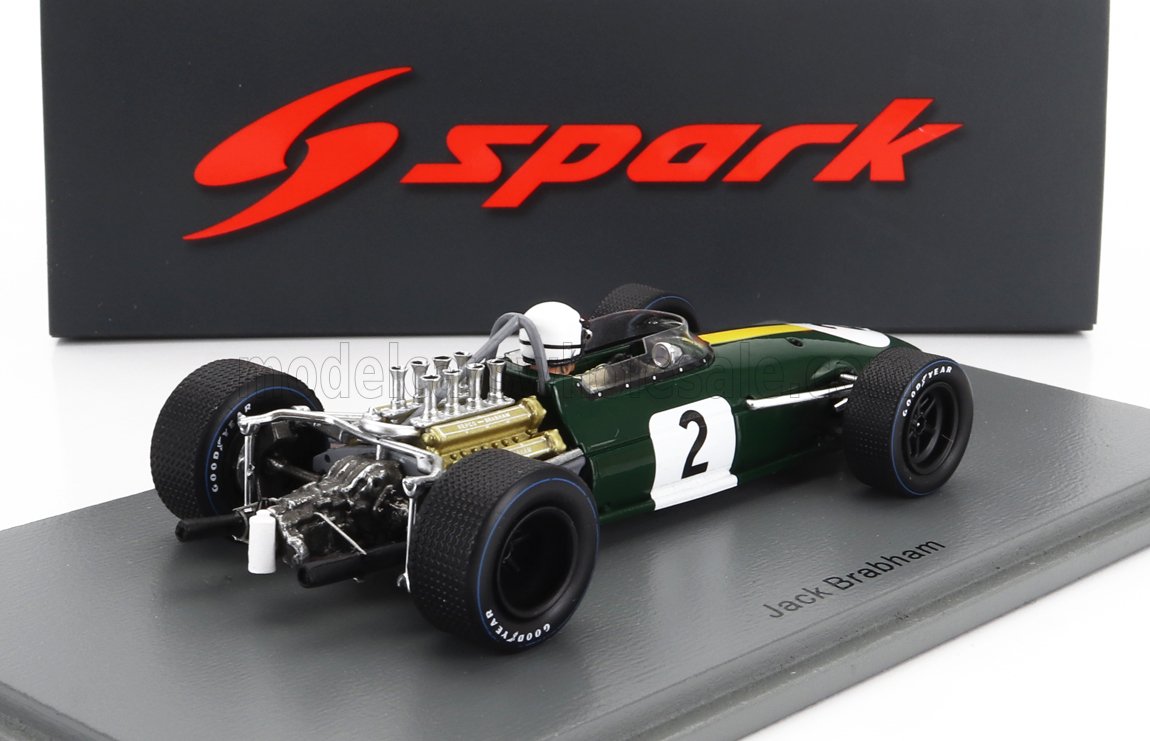 Spark model clásico coche de carreras verde de Jack Brabham con detalles del motor, disponible en Vroomi.