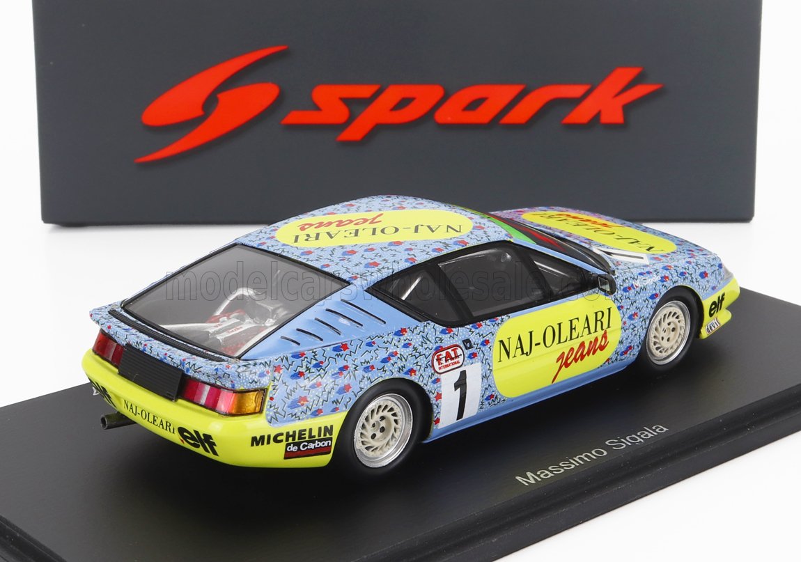 Modelo de coche de carreras azul y amarillo con los colores de los vaqueros Naj-Oleari en exposición, ofrecido en Vroomi.