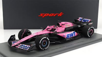 Maqueta detallada a escala del coche de Fórmula 1 Alpine rosa y negro de Spark, con los logotipos de BWT y Castrol, disponible en Vroomi.