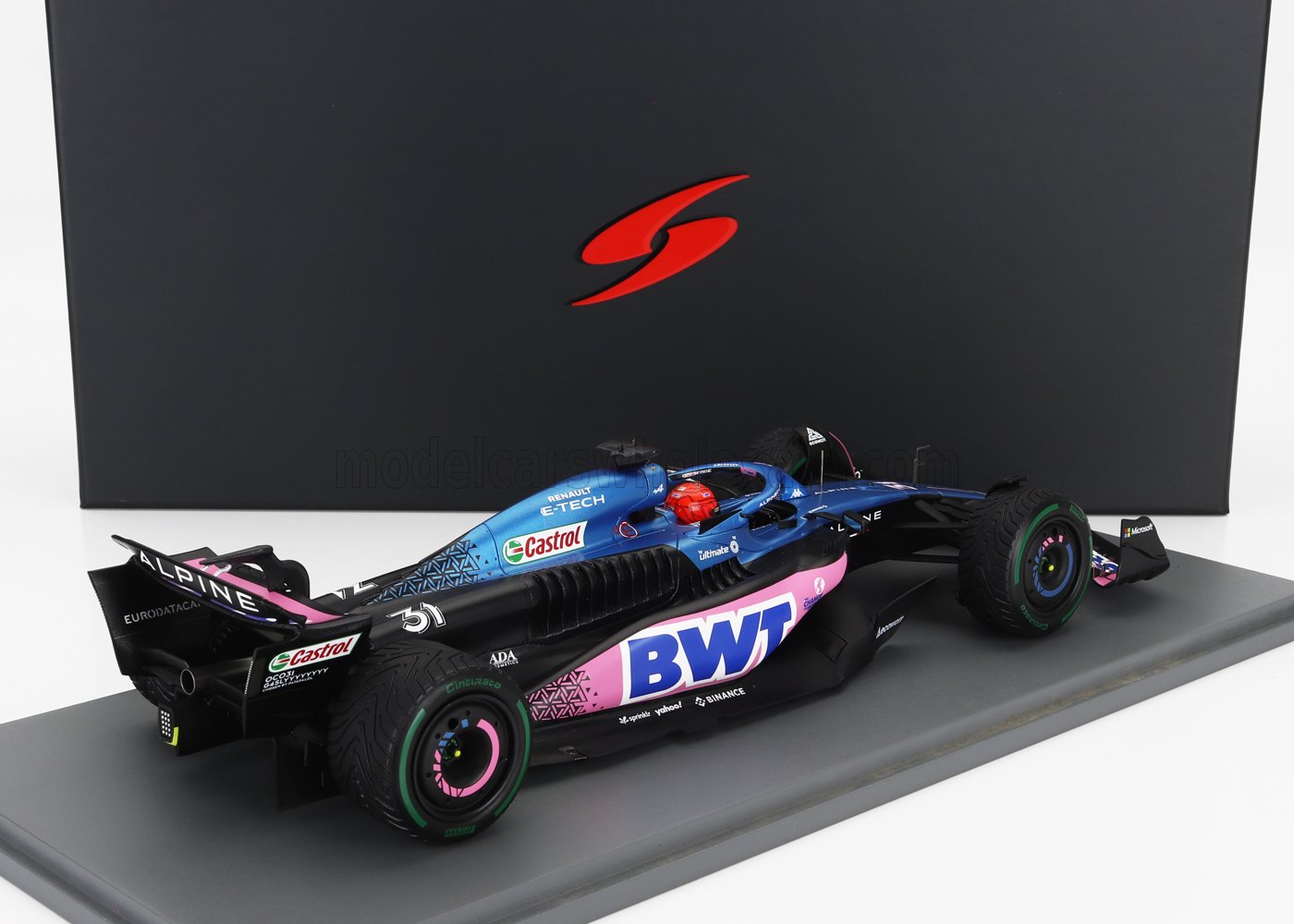Modelo detallado del coche Alpine en azul y rosa con los logotipos de Castrol y BWT, presentado en una caja negra, disponible en Vroomi.