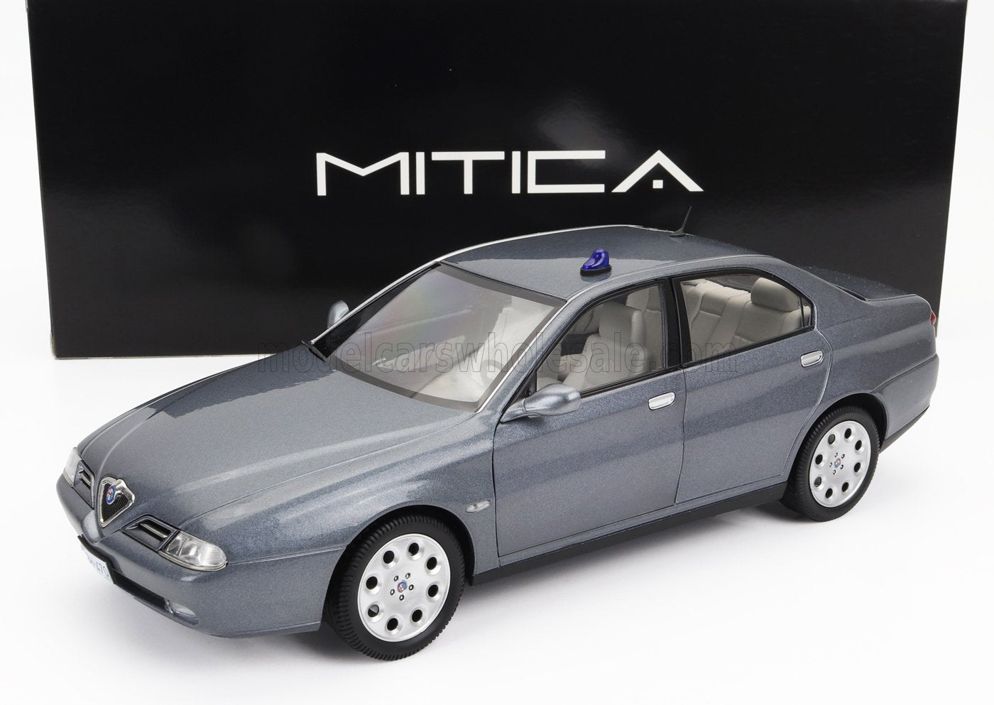 Modelo de coche Alfa Romeo a escala 1/18 en color gris con sirena azul, réplica coleccionable, disponible en línea.