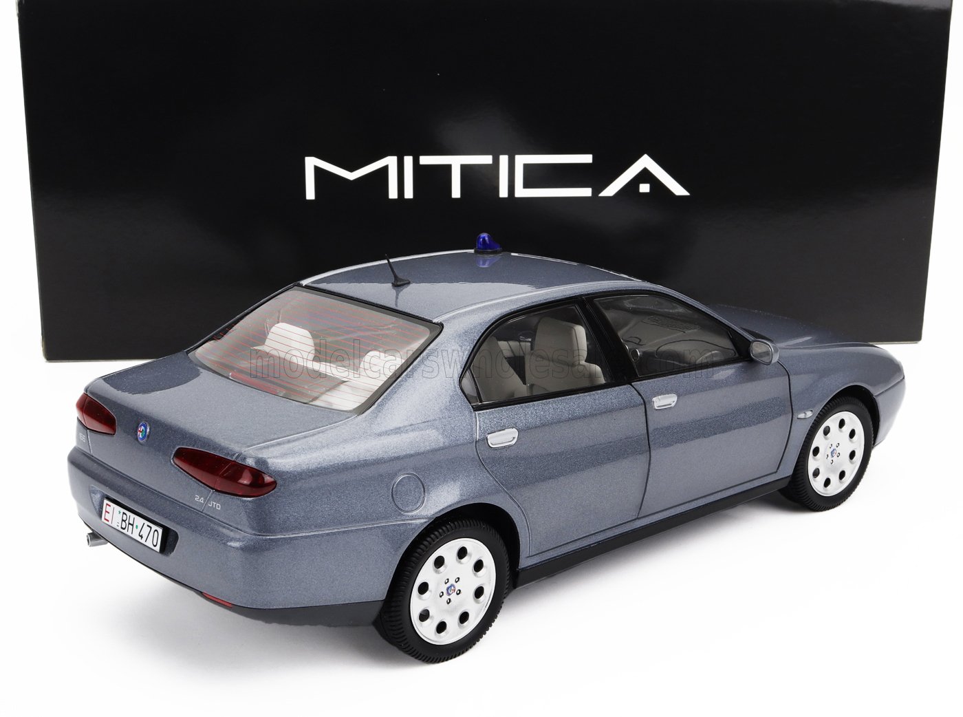 Modelo a escala 1:18 del Alfa Romeo 156 azul, ahora disponible para coleccionistas en línea.