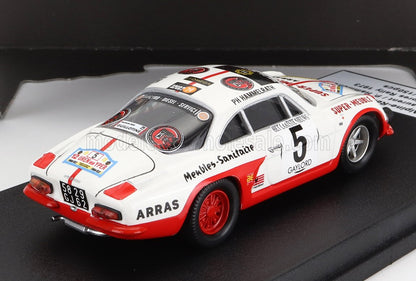 Modelo de coche de carreras vintage blanco y rojo con el número 5, adhesivos de carreras, expuesto sobre una base negra, ofrecido en Vroomi.