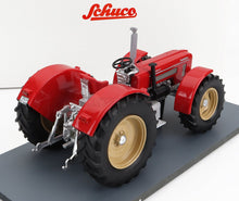 Modelo de tractor Schlüter 500 TV de Schuco en escala 1/18, fabricado en metal fundido a presión, con neumáticos negros y base de exposición, disponible en Vroomi.