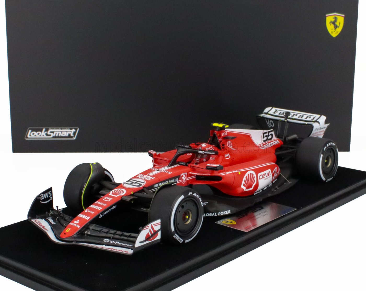 Coche de Fórmula 1 Ferrari rojo con el número 55 y patrocinadores sobre fondo negro, disponible en la plataforma Vroomi.