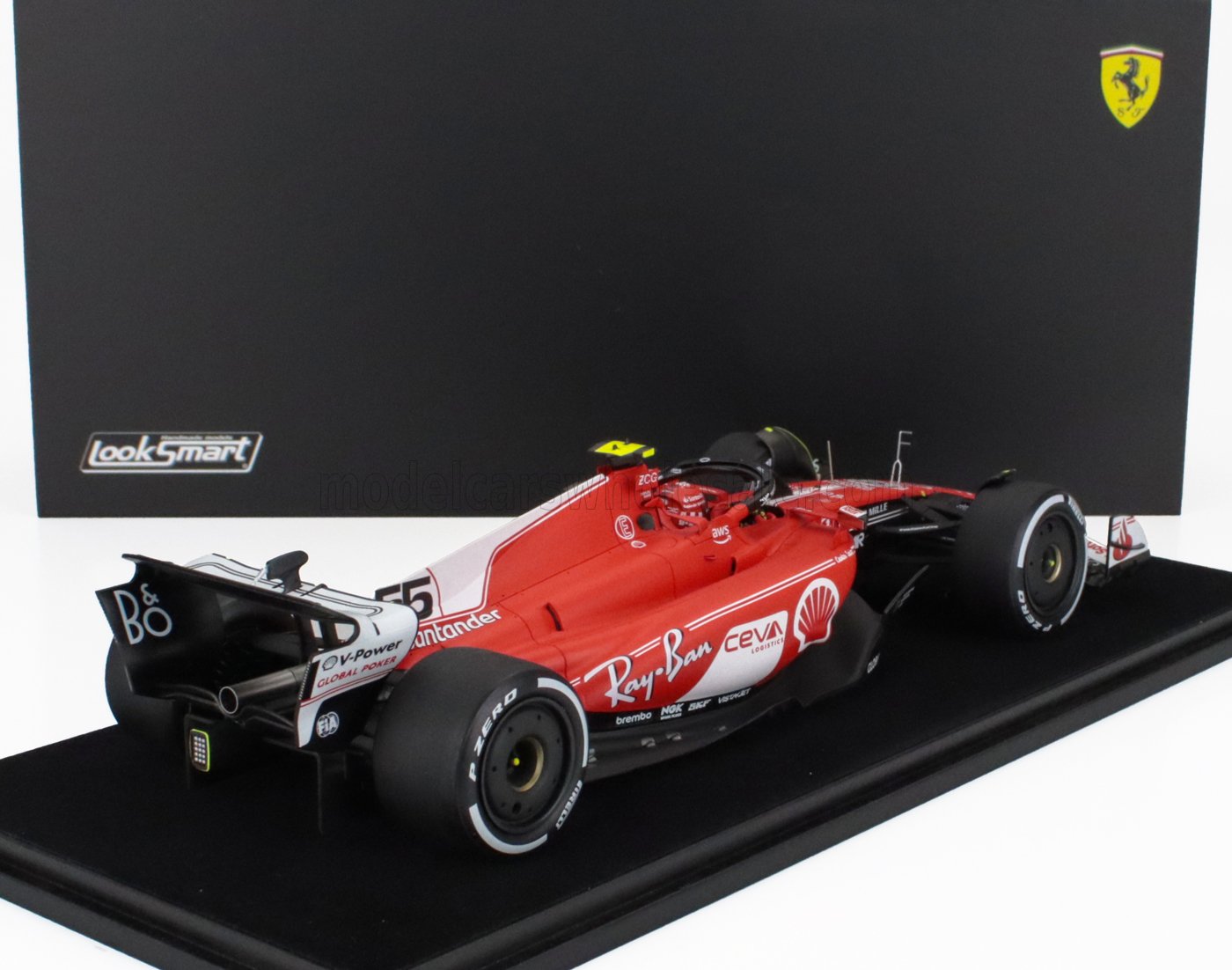 Modelo de coche Ferrari de Fórmula 1 rojo y negro con los logotipos de Ray-Ban y Shell en exhibición, disponible en Vroomi.