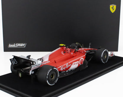 Modelo de coche Ferrari de Fórmula 1 rojo y negro con los logotipos de Ray-Ban y Shell en exhibición, disponible en Vroomi.