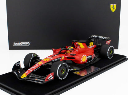 Modelo de coche Ferrari F1 rojo con el número 16, patrocinadores detallados, en expositor disponible a través de Vroomi.