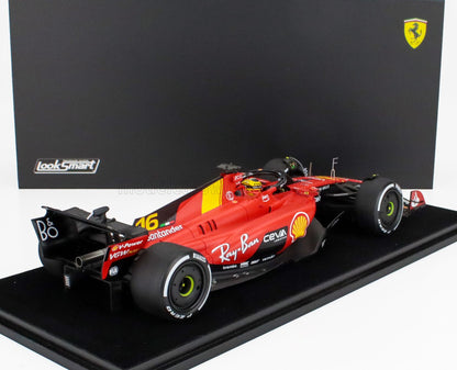 Maqueta detallada a escala 1:18 del coche de Fórmula 1 de Ferrari con colores rojo y negro, expuesta sobre una base negra, disponible en Vroomi.