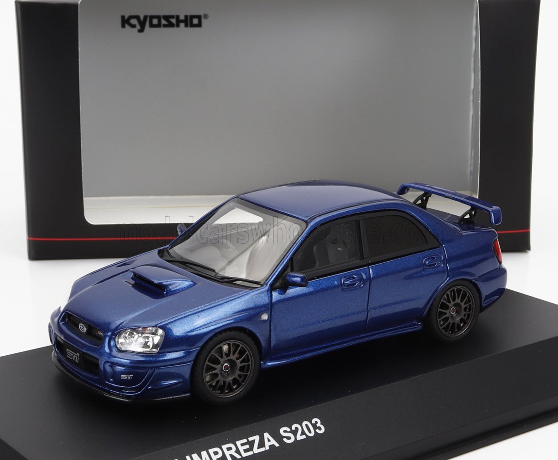 Maqueta de coche Kyosho a escala 1:43 del Subaru Impreza S203 azul con soporte de exposición, disponible a través de Vroomi.