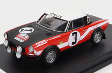 Coche de rally Fiat rojo y negro a escala 1/18 con adhesivos de carreras, actualmente disponible en línea.