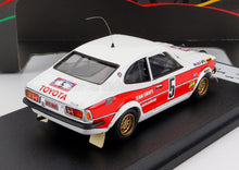 Modelo a escala 1/18 del coche de rally Toyota con decoración blanca y roja, coleccionable, ya disponible online.