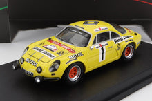 Maqueta vintage amarilla de un coche de rally con adhesivos de competición, ya disponible para coleccionistas.