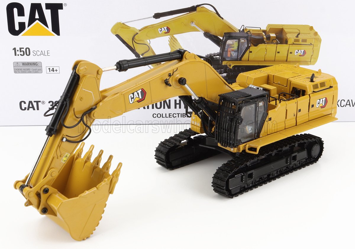 Modelo en miniatura de excavadora CAT 395 a escala 1:50 con carrocería amarilla detallada y orugas negras, disponible en Vroomi.