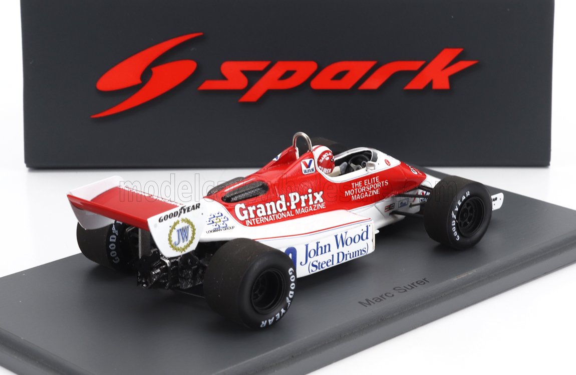 Modelo detallado del coche de Fórmula 1 vintage rojo y blanco de Marc Surer con los logotipos de Grand-Prix y John Wood, que aparece en Vroomi.