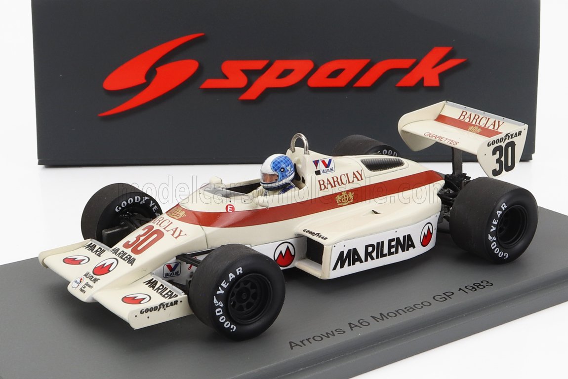 Maqueta detallada a escala del coche de Fórmula 1 Arrows del Gran Premio de Mónaco de 1983 con los logotipos de Marilena y Barclay, expuesta en una base de exhibición, que se puede adquirir a través de Vroomi.