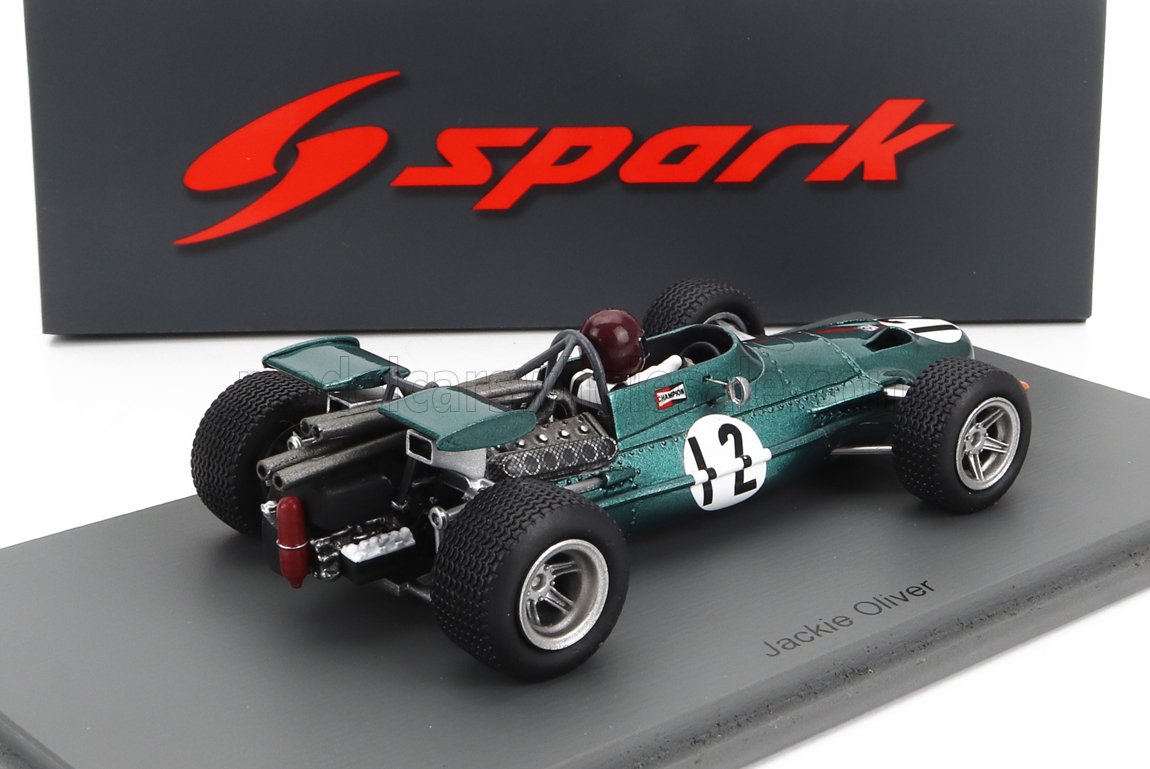 Modelo vintage de coche de carreras Green Jackie Oliver con el número 12 en la plataforma, ofrecido a través de Vroomi.