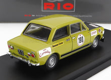 Modelo de coche de carreras vintage verde con adhesivos de carreras y el número 190, disponible en Vroomi.