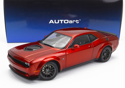 Coche modelo Dodge Challenger rojo de AUTOart con toma de aire negra en el capó y diseño deportivo, disponible a través de Vroomi.