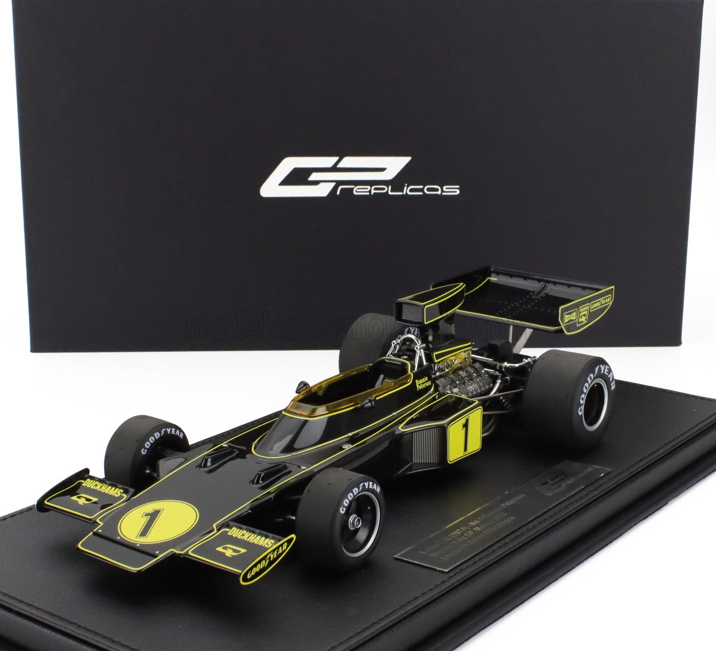 Coche modelo Lotus 72 F1 negro y amarillo con el número 1, en expositor con caja GP Replicas, ahora en Vroomi.