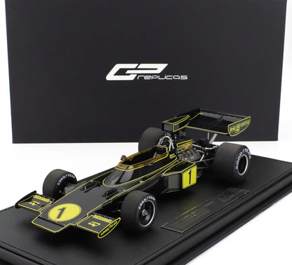 Coche modelo Lotus 72 F1 negro y amarillo con el número 1, en expositor con caja GP Replicas, ahora en Vroomi.