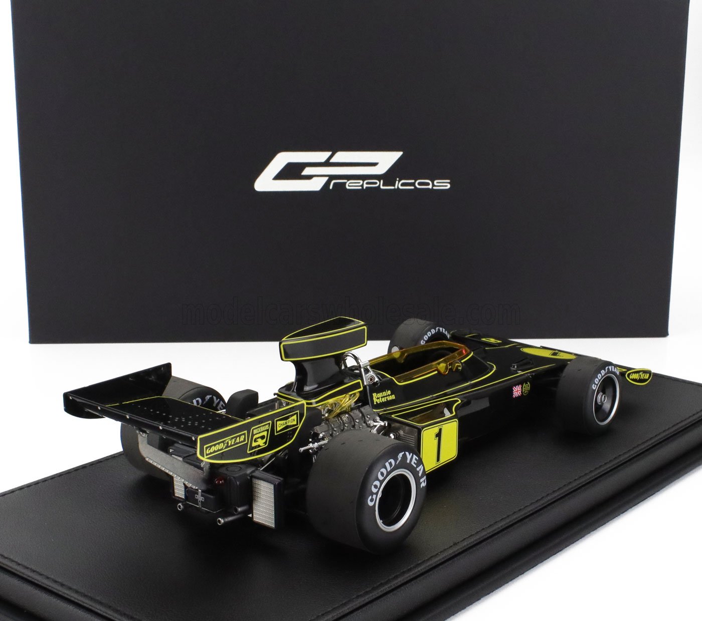 Maqueta vintage de Fórmula 1 GP Replicas en negro y amarillo en exposición, a la venta en Vroomi.