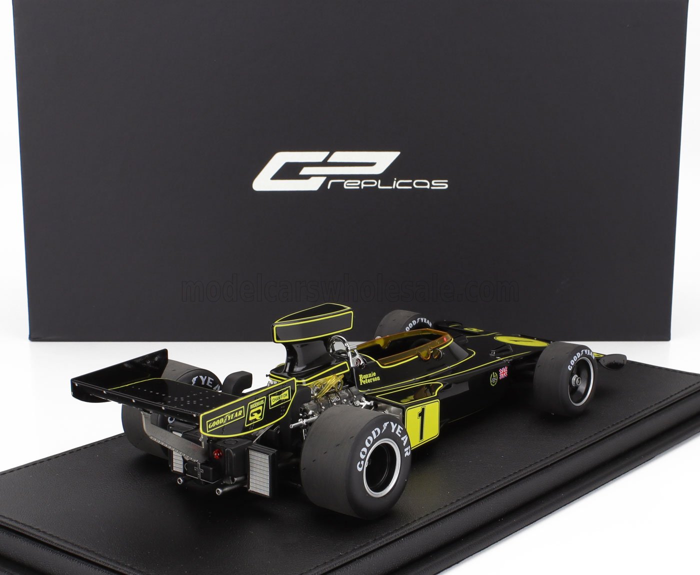 Réplica en negro y amarillo del coche de Fórmula 1 de Ronnie Peterson, disponible en Vroomi.