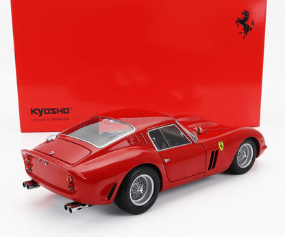 Coche clásico Ferrari rojo de Kyosho con detalles realistas sobre fondo rojo, disponible en Vroomi.