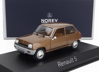 Maqueta de coche Renault 5 marrón de Norev expuesta sobre una base negra con etiqueta Renault 5, disponible en Vroomi.