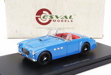 Coche modelo Allard K3 roadster azul de 1953 con interior rojo sobre base negra, disponible en Vroomi.