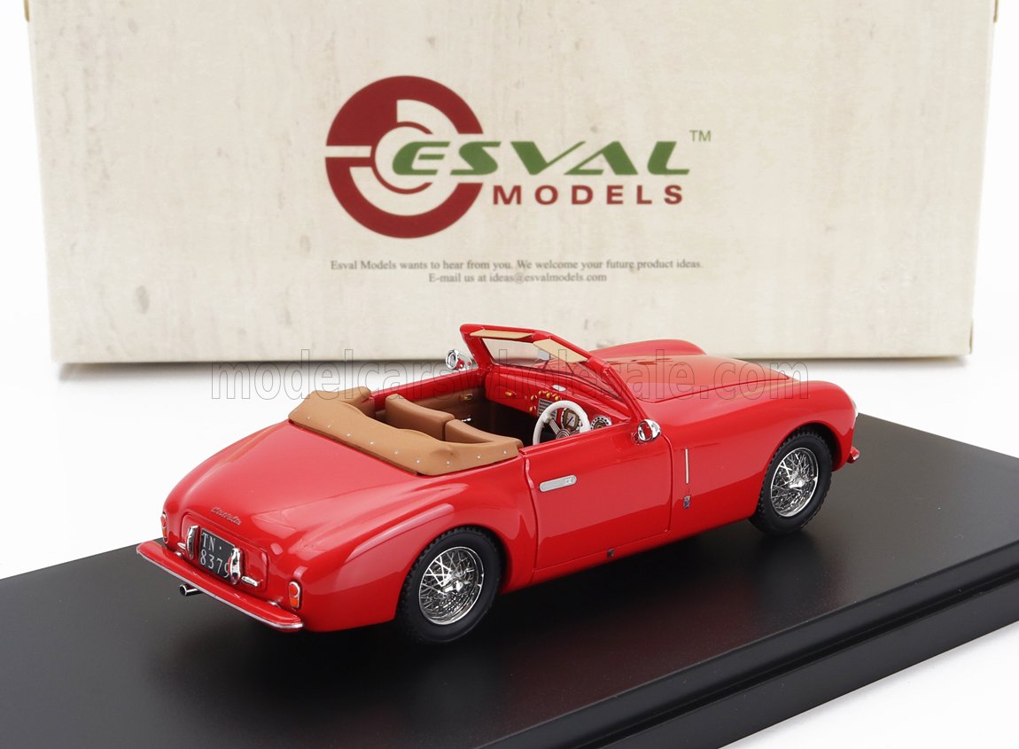 Coche descapotable clásico modelo Red Esval con interior color canela en expositor, ofrecido a través de Vroomi.