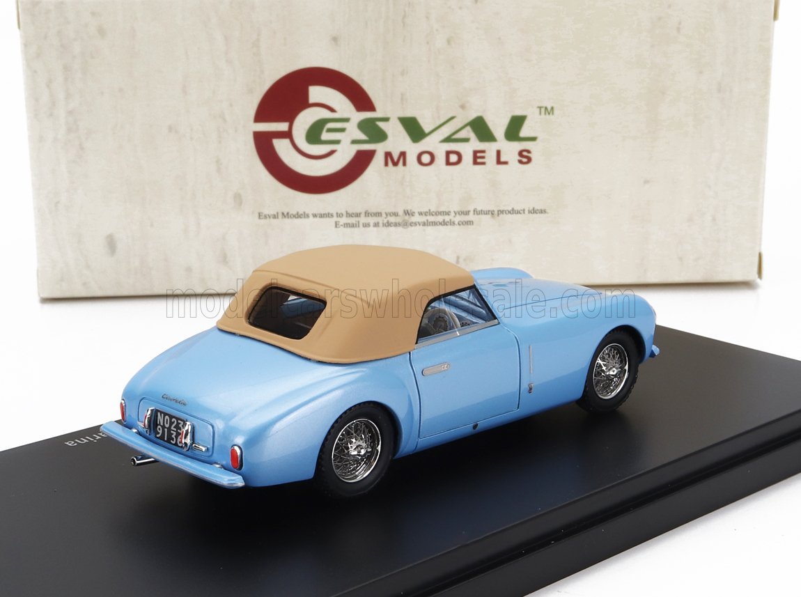 Esval Models Modelo de coche descapotable azul Esval Models con techo marrón claro en soporte de exposición, disponible a través de Vroomi.