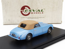 Esval Models Modelo de coche descapotable azul Esval Models con techo marrón claro en soporte de exposición, disponible a través de Vroomi.