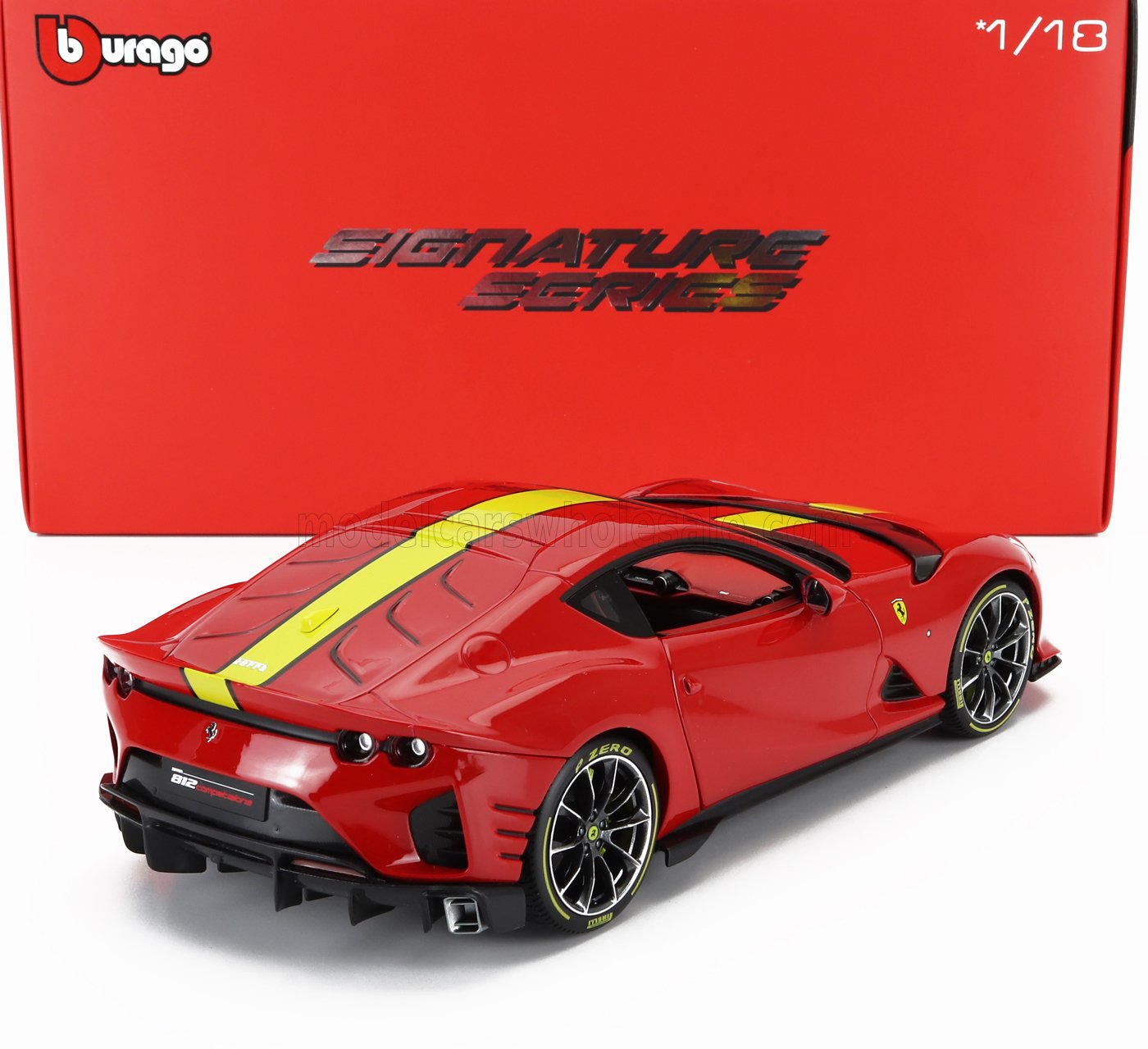 Coche modelo Ferrari 812 Competizione rojo con franja amarilla de carreras, llantas negras y neumáticos Pirelli, parte de la serie Burago Signature, ahora disponible en Vroomi.