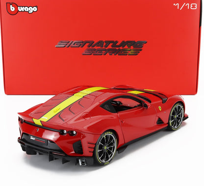Coche modelo Ferrari 812 Competizione rojo con franja amarilla de carreras, llantas negras y neumáticos Pirelli, parte de la serie Burago Signature, ahora disponible en Vroomi.